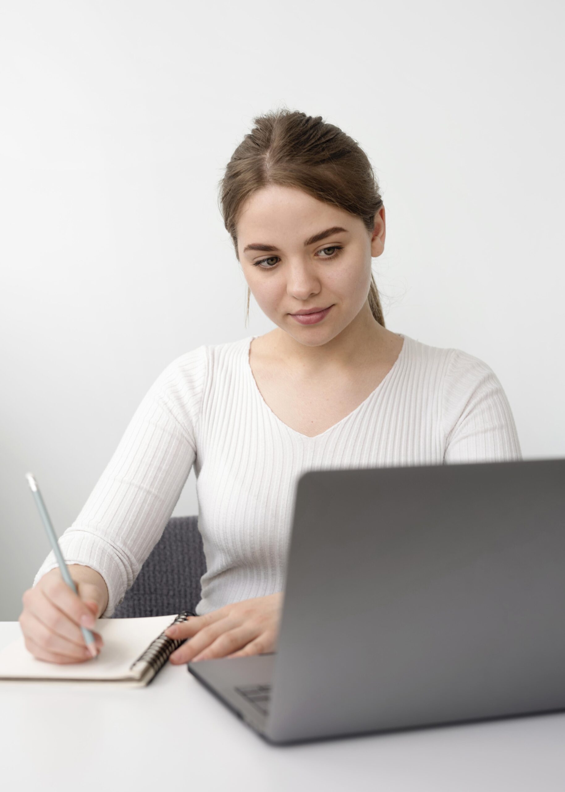 freelance-woman-desk-writing-agenda