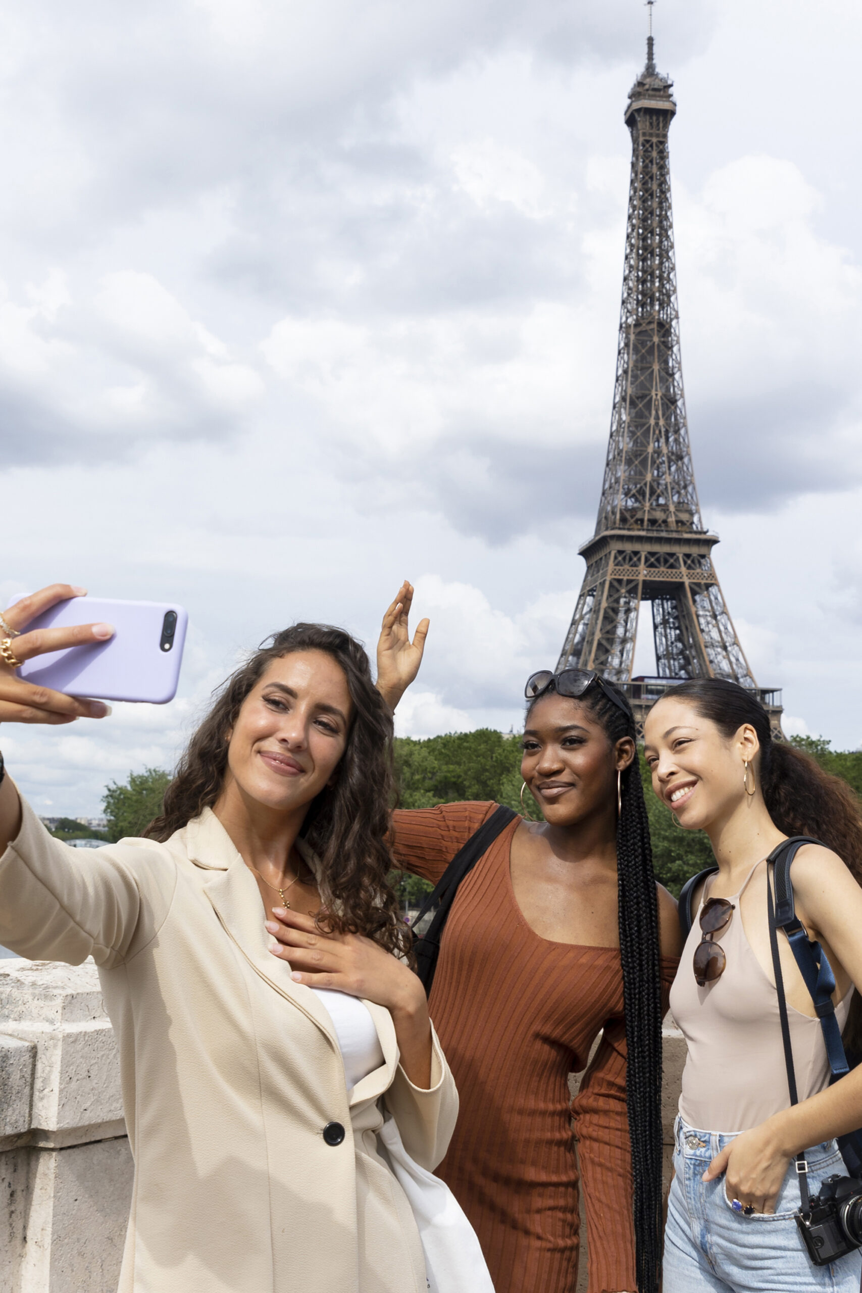 women-traveling-together-paris